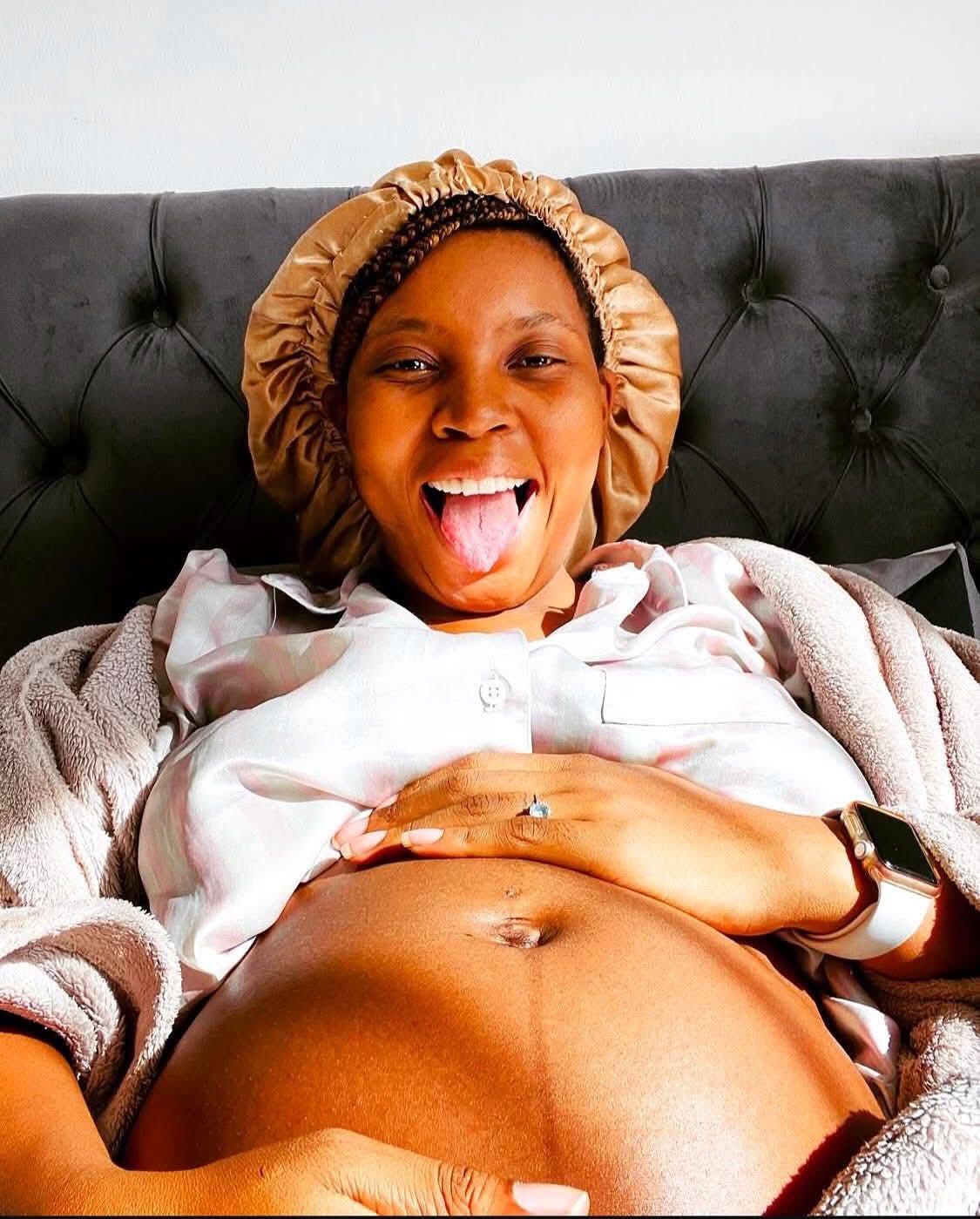 Mulher grávida antes do ataque, exibe barriga e olhos íntegros